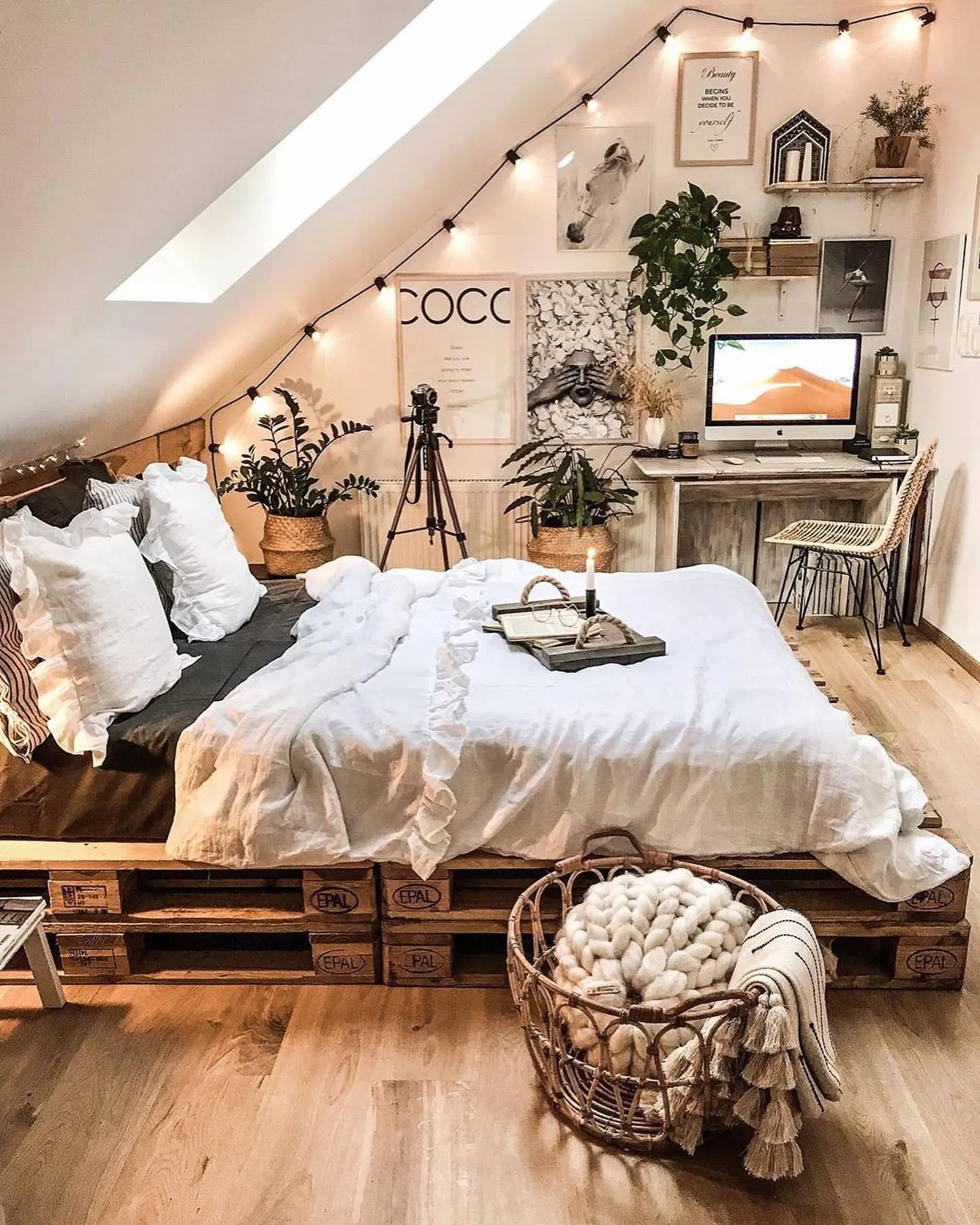 Cozy Small Bedroom Makeover Ideas: Attic room with lights