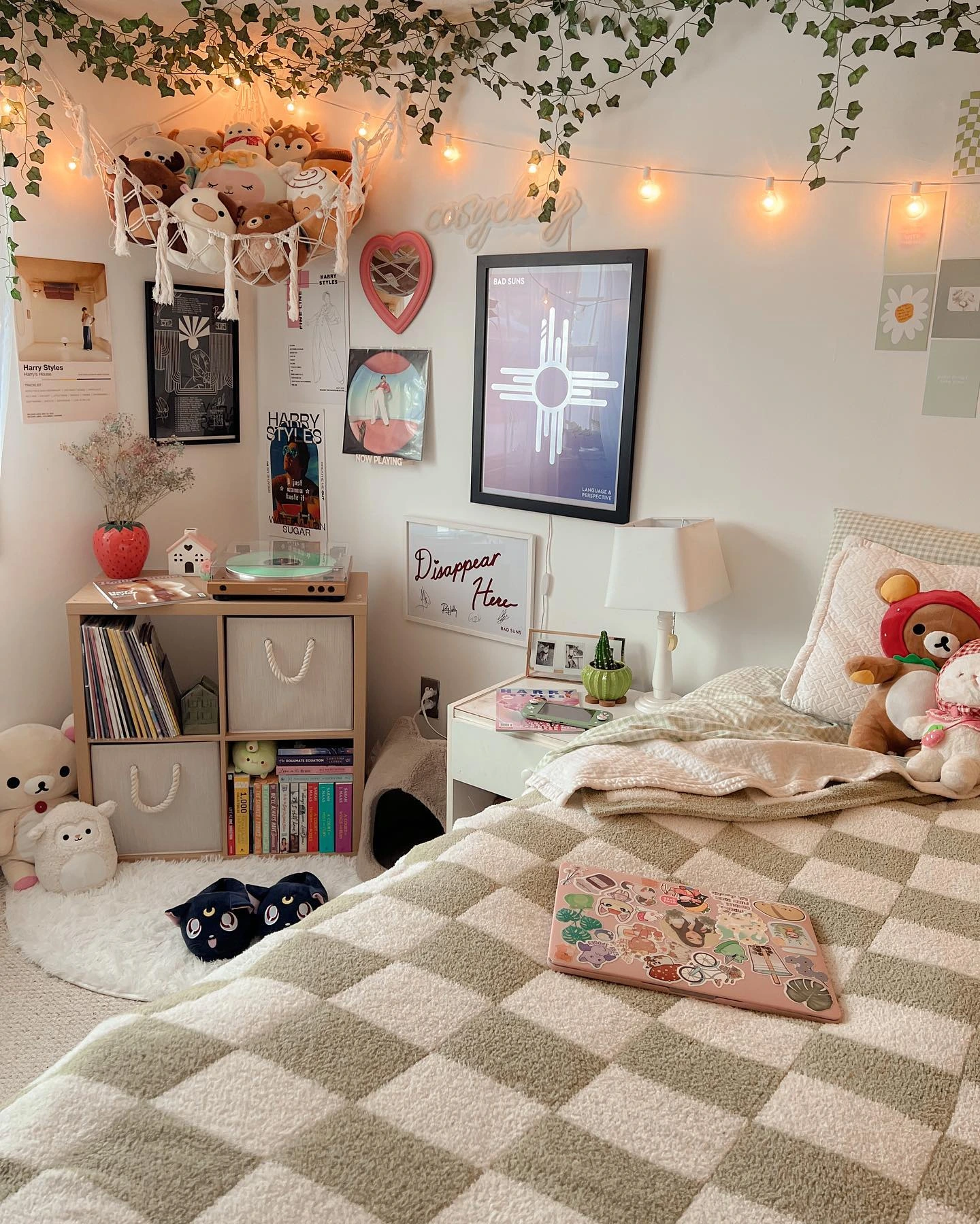 Cozy Small Bedroom Makeover Ideas: Personalized wall art