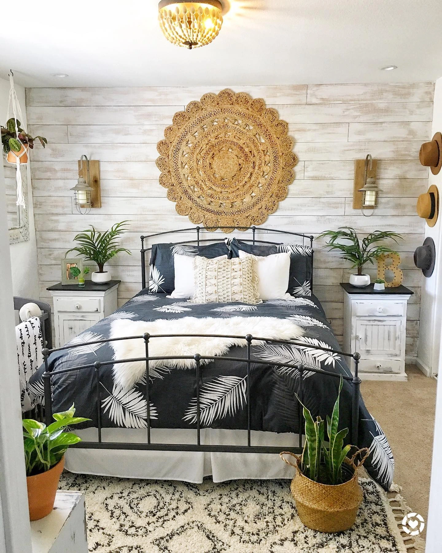 Cozy Tiny Bedroom Ideas: Floral wallpaper room.