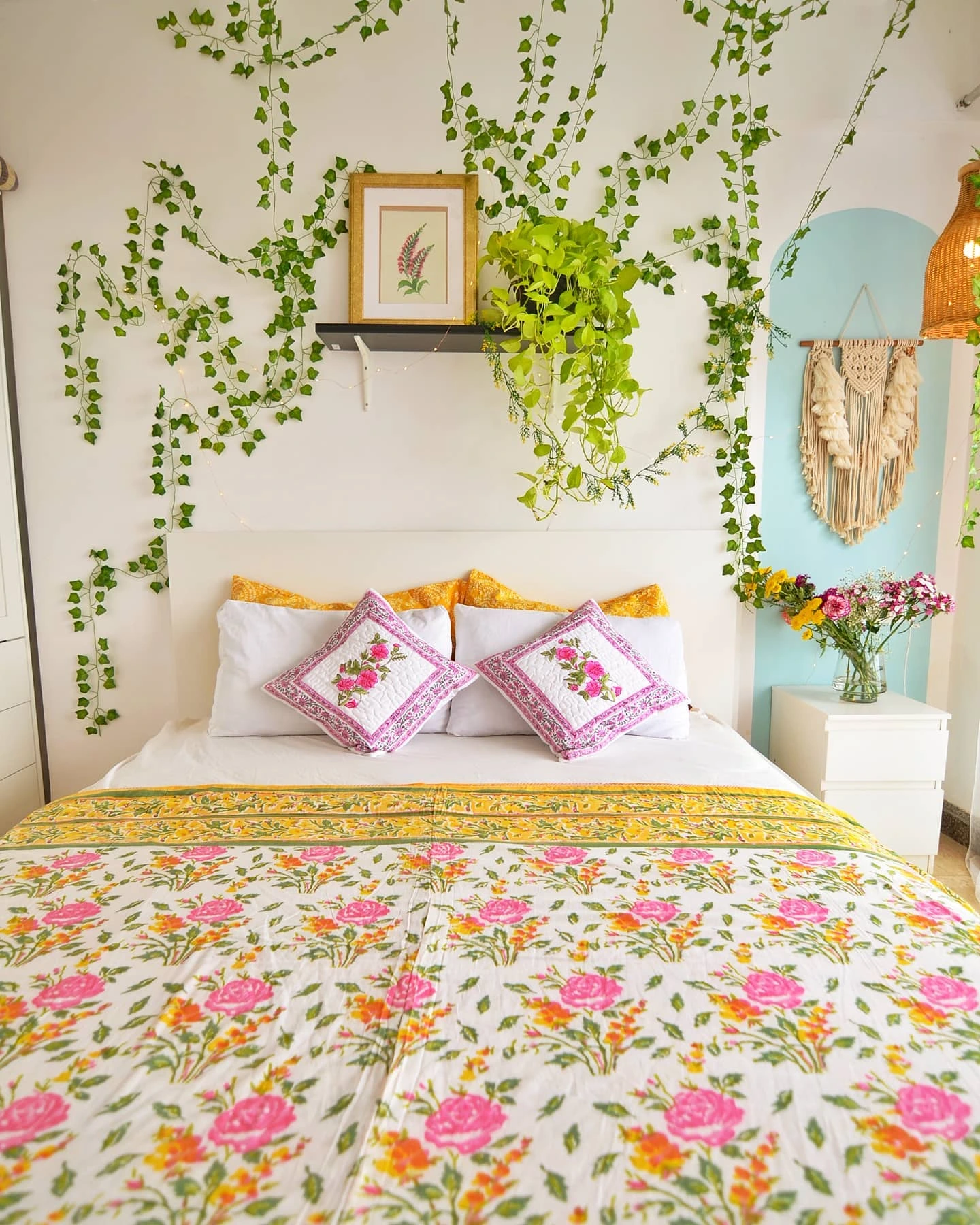 Cozy Tiny Bedroom Ideas: Corner bed with drawers.