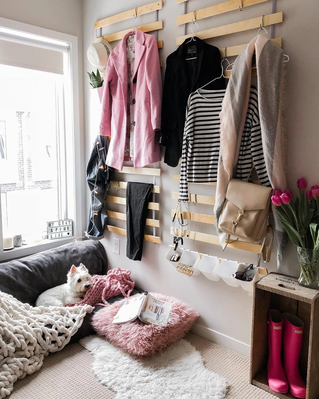 Cozy Tiny Bedroom Ideas: Open clothes storage.