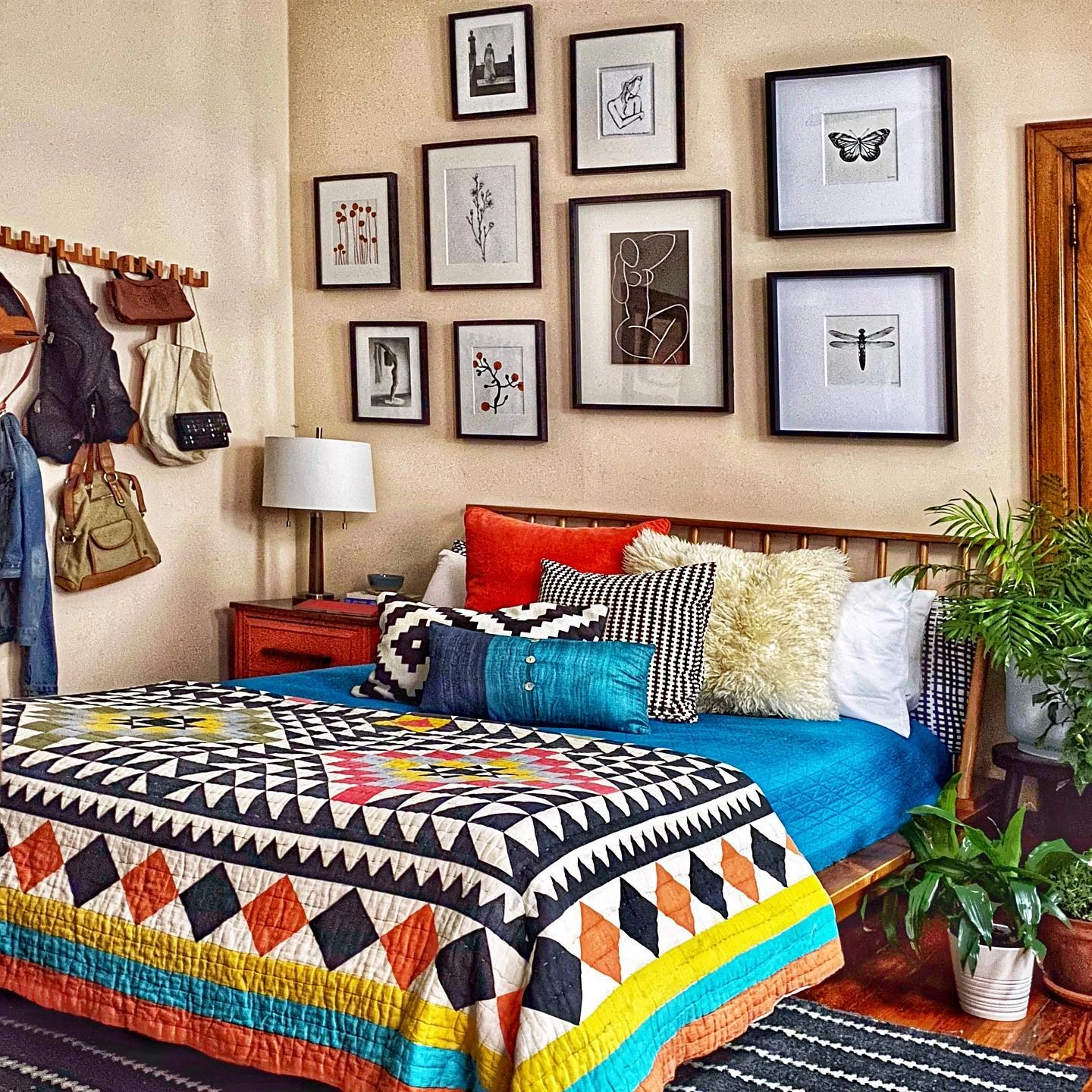 Cozy Tiny Bedroom Ideas: Gallery wall above bed.