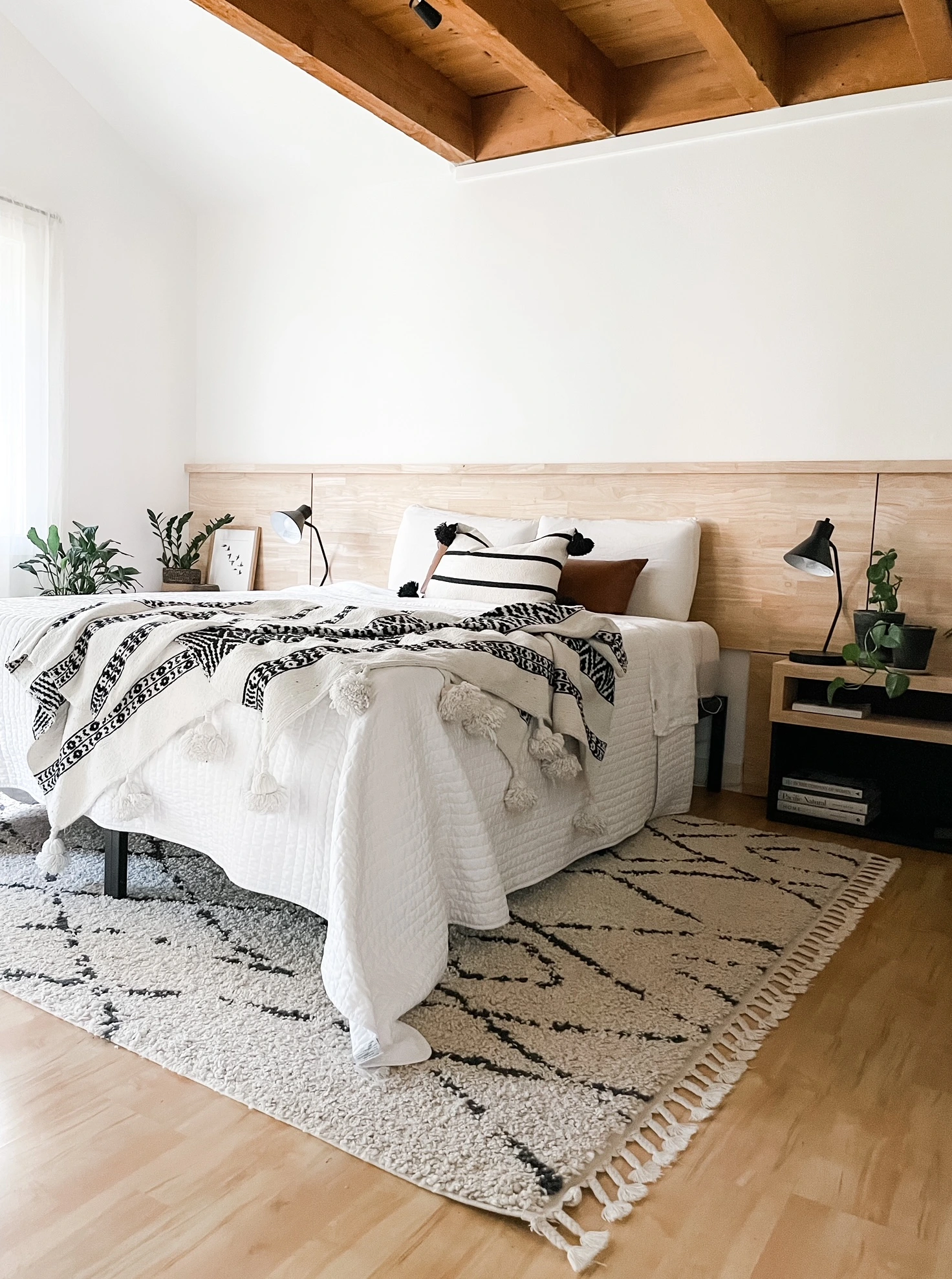 Small Bedroom Wall Decor Ideas