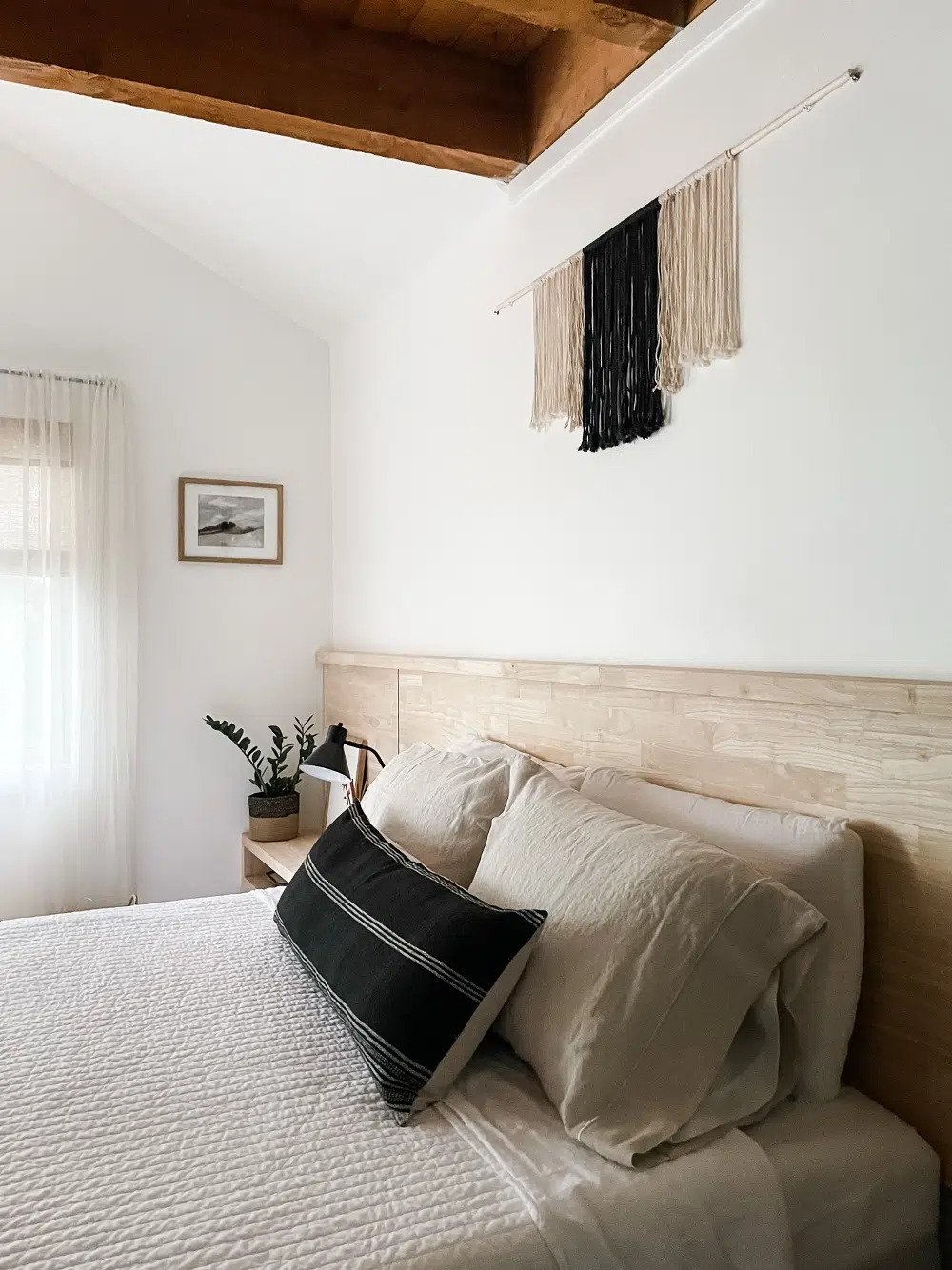 Small Bedroom Wall Decor Ideas