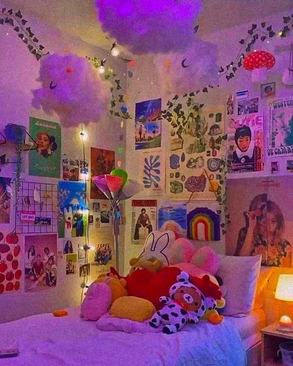 Y2K Bedroom Ideas for Teenage Girls: Fairy light room with faux ivy and cloud decor.