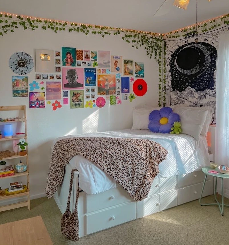 Y2K Bedroom Ideas for Teenage Girls: Boho Y2K room with ivy, posters, and leopard blanket.