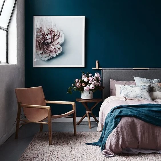 Small Bedroom Color Ideas: Teal wall with pink accents