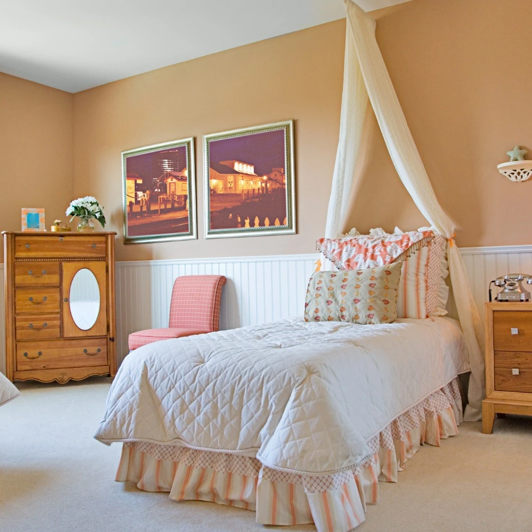 Small Bedroom Color Ideas: Peach wall with white wainscoting