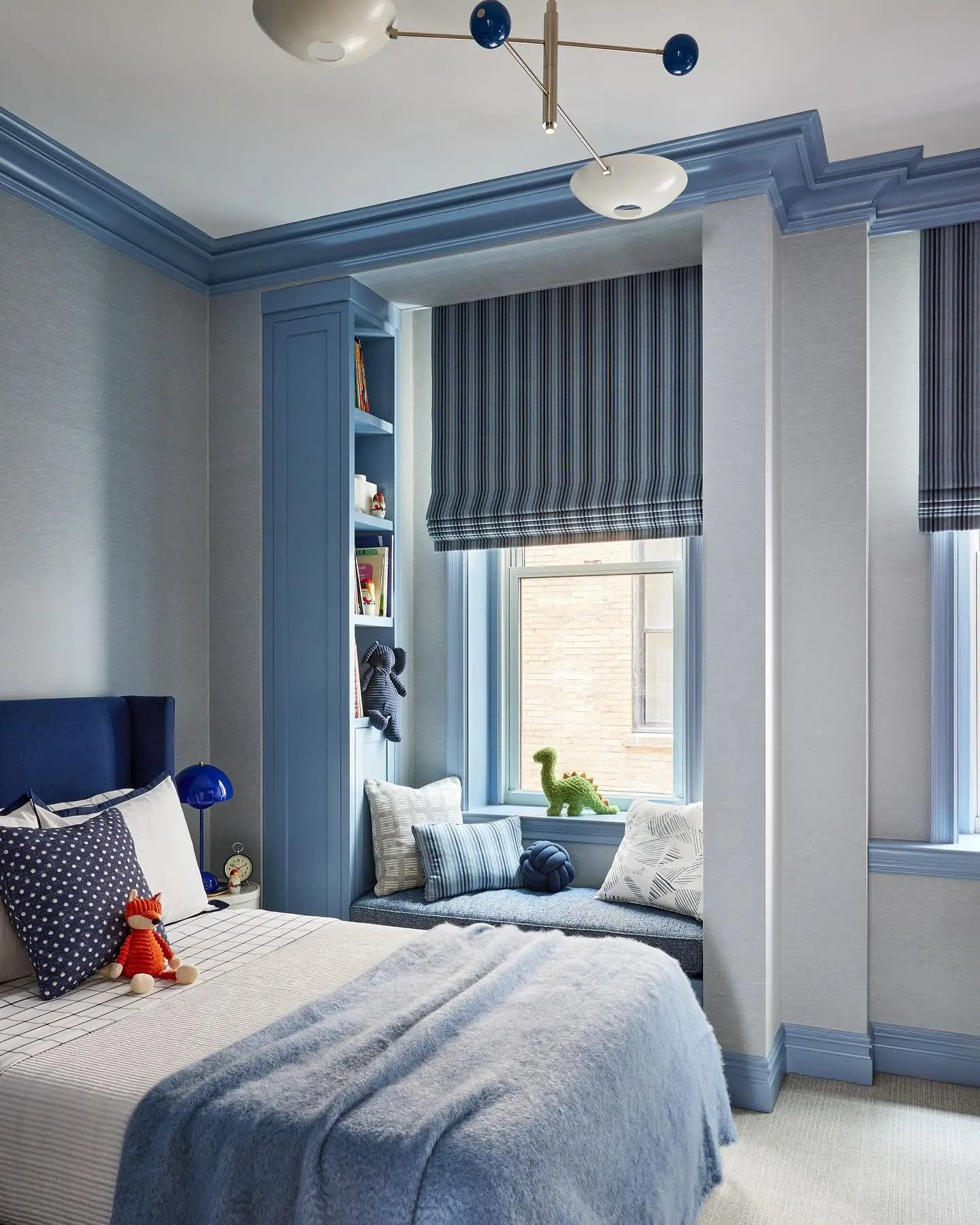 Small Bedroom Color Ideas: Monochromatic blue room with window seat
